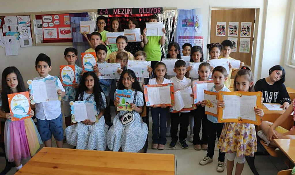 Samsun’da Bu Okulda 10 İkiz ve 2 Üçüz Öğrenci Karne Heyecanı Yaşadı
