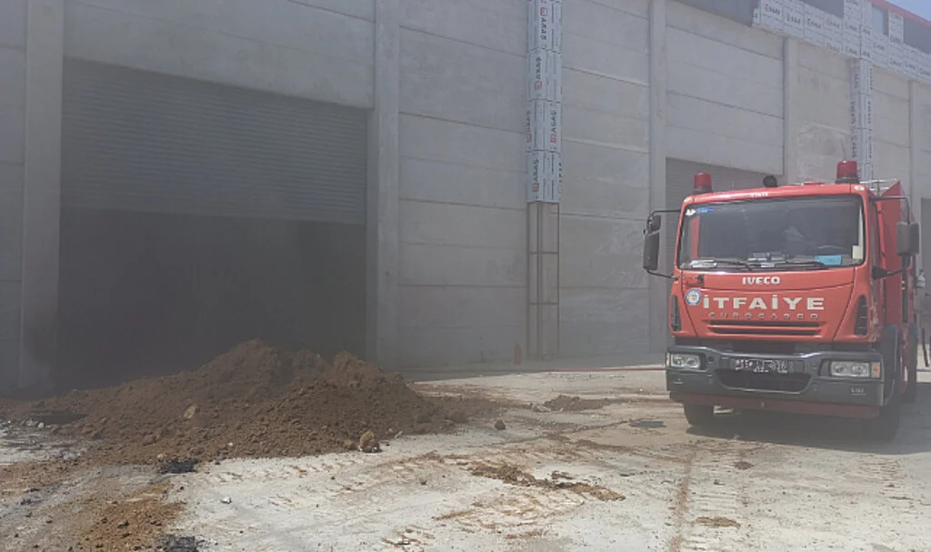 Samsun'da Çarşamba OSB'de İnşaat Halindeki Fabrikanın İçindeki Kulübe Yandı