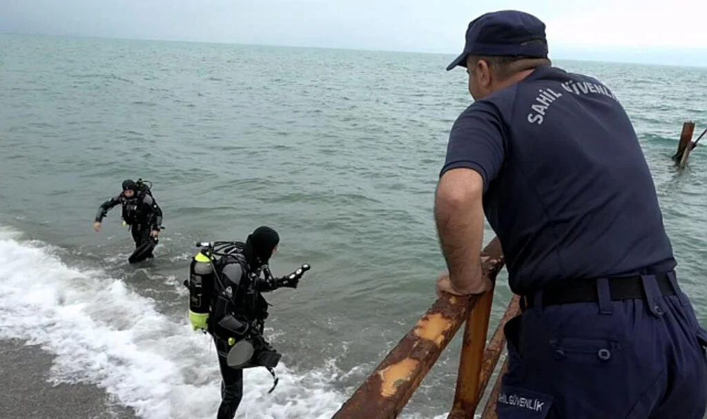 Samsun’da Deniz Kenarında Elbiseleri Bulunan Yabancı Uyruklu Şahsı Arama Çalışmaları Sürüyor