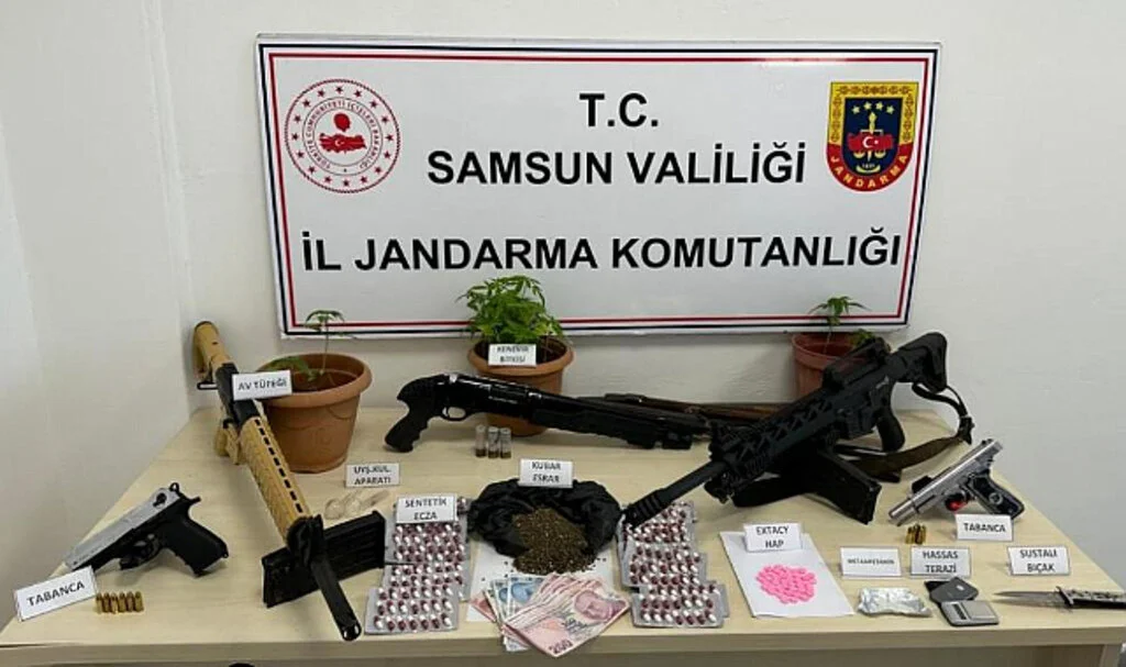Samsun'da Hakkında 21 Yıl Hapis Cezası Bulunan Şahıs ve Arkadaşı Uyuşturucuyla Yakalandı