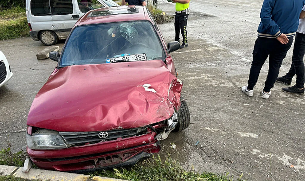 Samsun'da İki Otomobil Çarpıştı, 1 Kişi Yaralandı