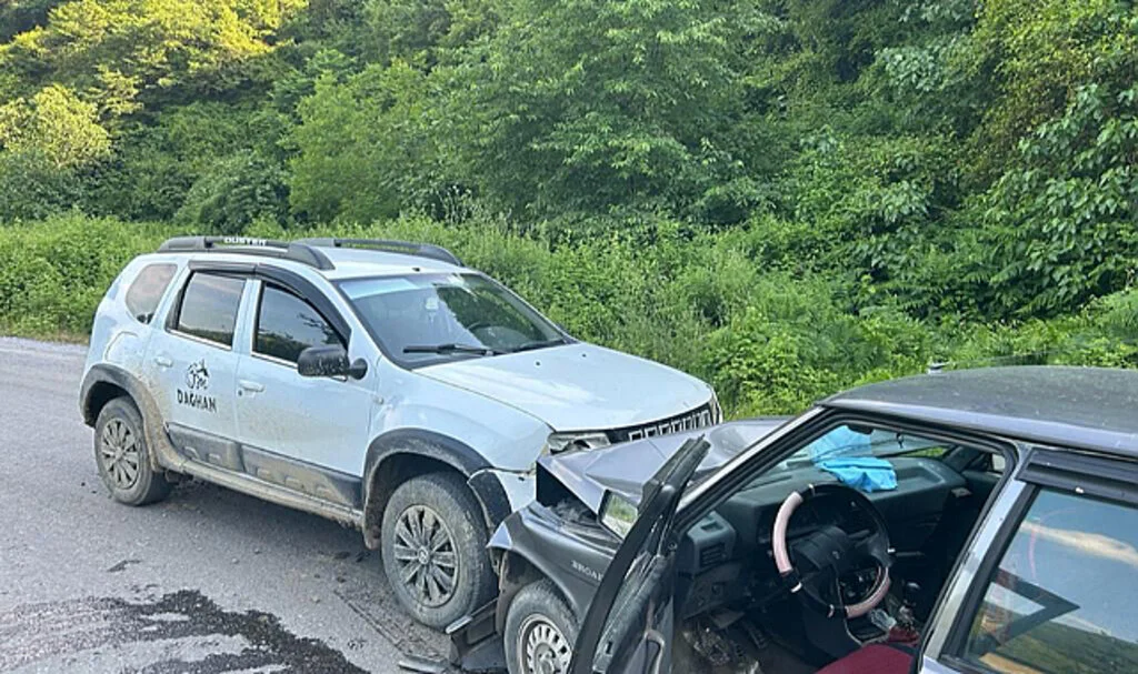 Samsun'da İki Otomobil Çarpıştı, 2 Kişi Yaralandı