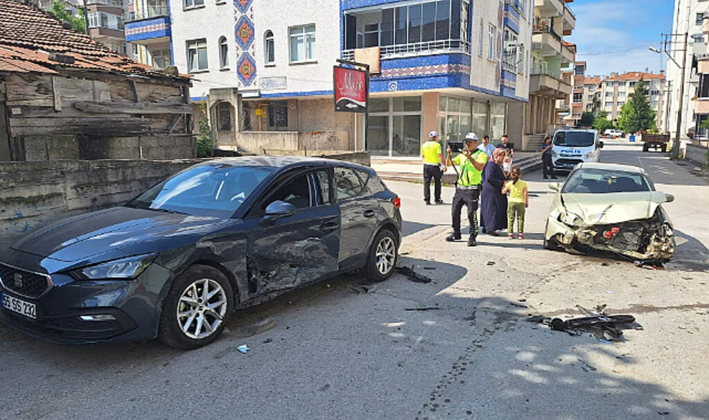 Samsun'da İki Otomobilin Çarpıştığı Kazada 2 Kişi Yaralandı