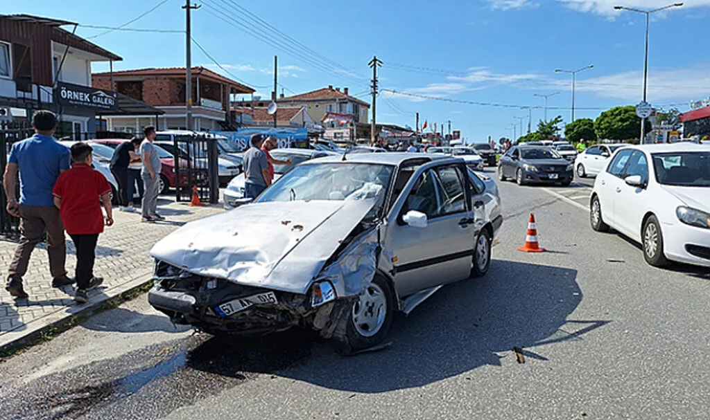 Samsun'da İki Otomobilin Çarpıştığı Kazada 4 Kişi Yaralandı