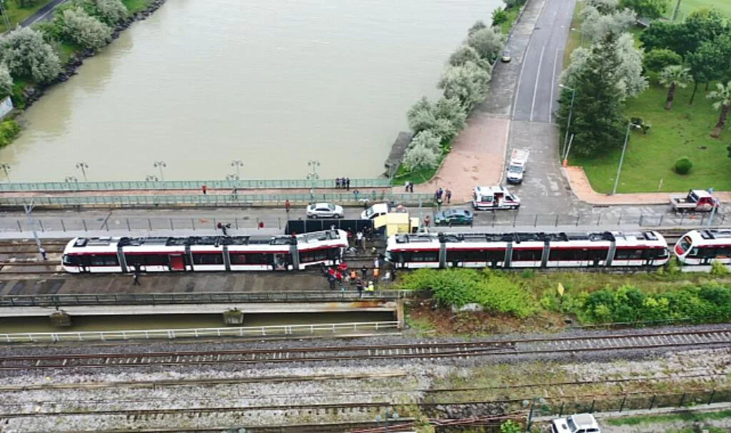 Samsun'da İki Tramvayın Çarpıştığı Kazada Yaralanan 26 Kişiden 5'inin Tedavisi Sürüyor
