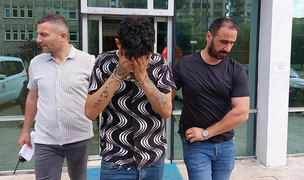 Samsun'da Kafe Önünde 2'si Kadın 3 Kişiyi Yakalayan Genç Tutuklandı