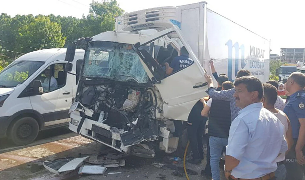Samsun'da Kamyon Tıra Çarptı: 1 Yaralı
