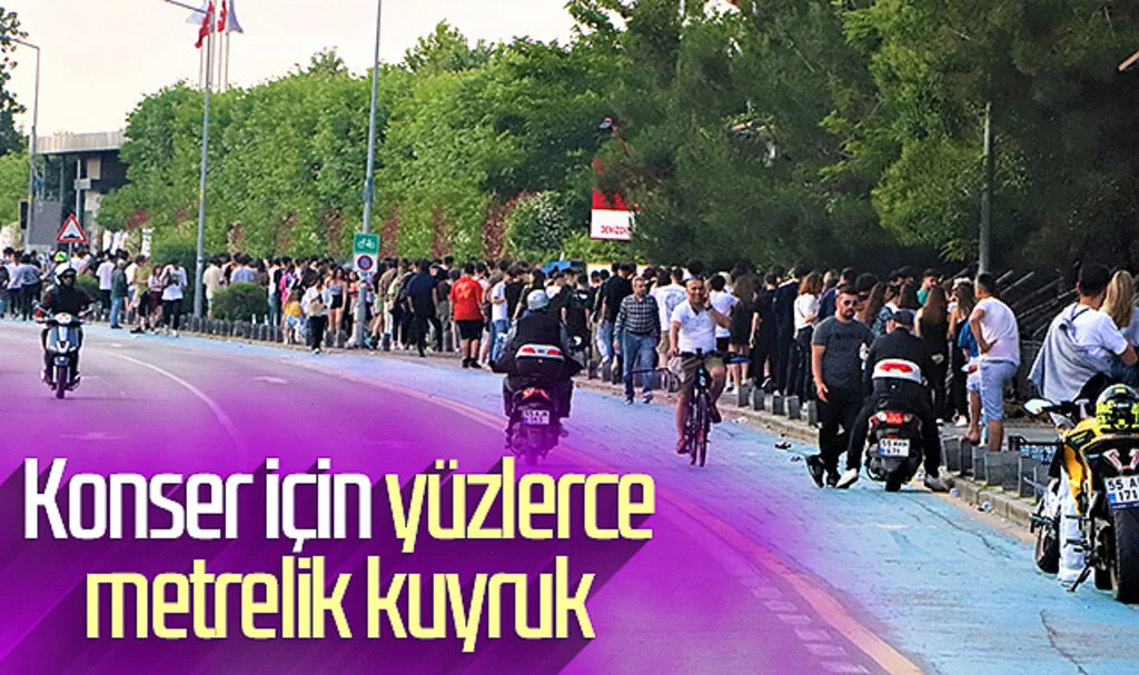 Samsun'da konser için yüzlerce metrelik kuyruk