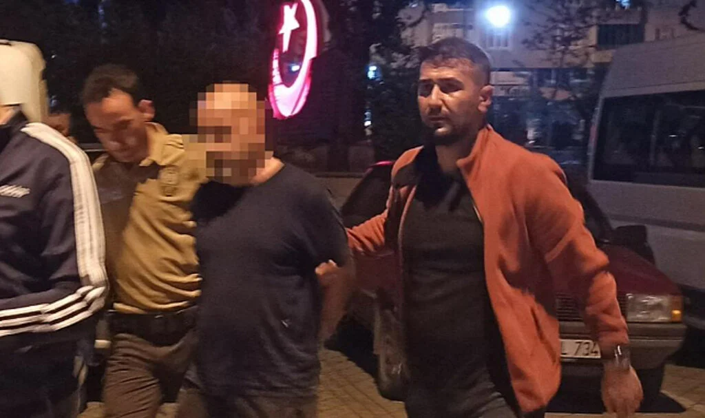 Samsun’da Kovalamaca Sonucu Yakalanan Şahsın Yere Attığı Poşetten Uyuşturucu Çıktı