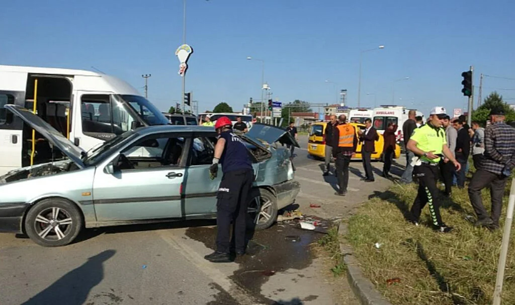 Samsun'da Minibüs Kavşakta İki Araca Çarptı: 7 Yaralı