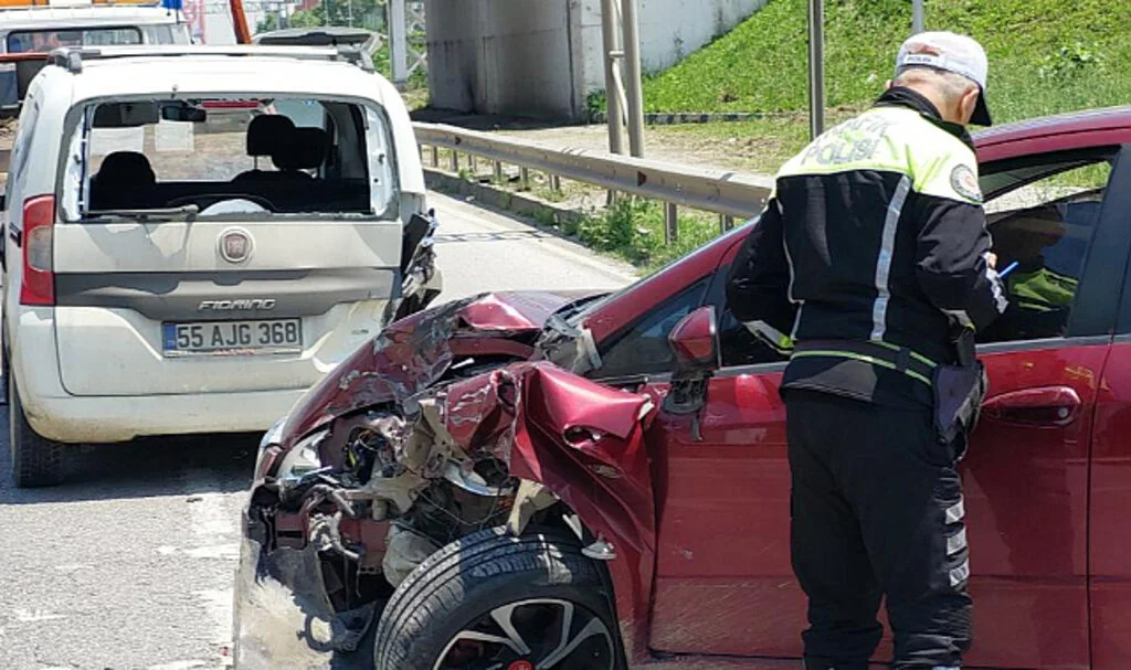 Samsun'da Otomobil Hafif Ticari Araçla Çarpıştı: 2 Yaralı