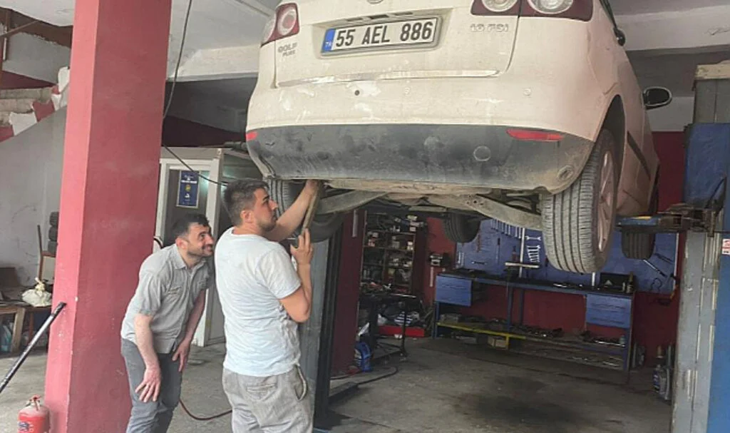 Samsun’da Otomobilde Sıkışan Yavru Kedi Kurtarıldı