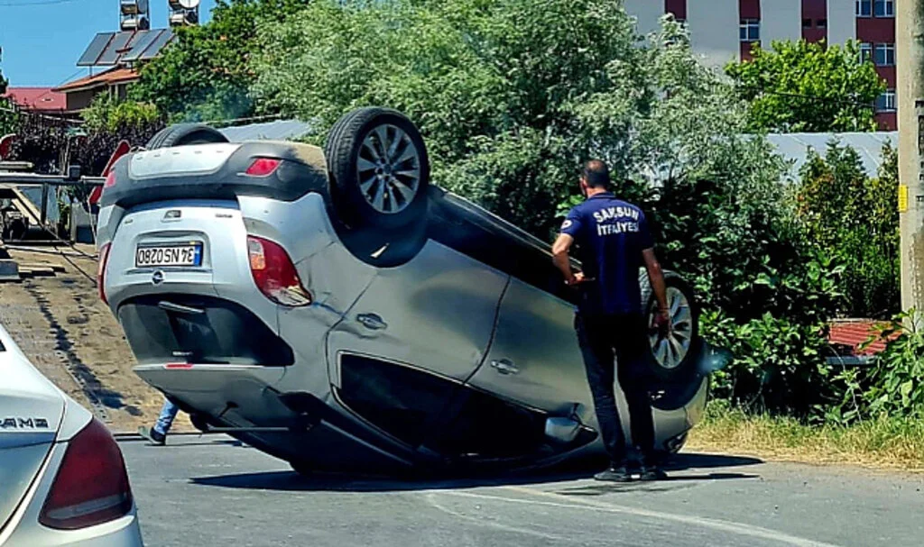 Samsun'da park halindeki araca çarpan otomobil takla attı: 1 yaralı