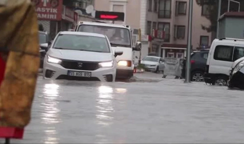 Samsun'da şiddetli yağış nedeniyle eğitime bir gün ara verildi