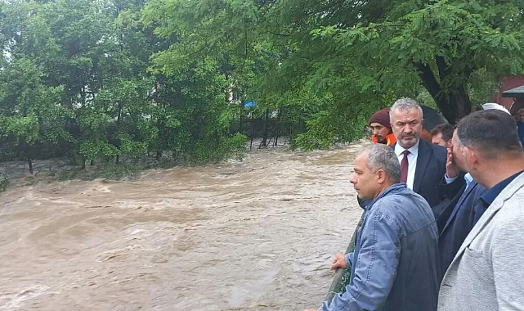Samsun'da Su Seviyesi Yükselen Barajın Kapakları Açıldı