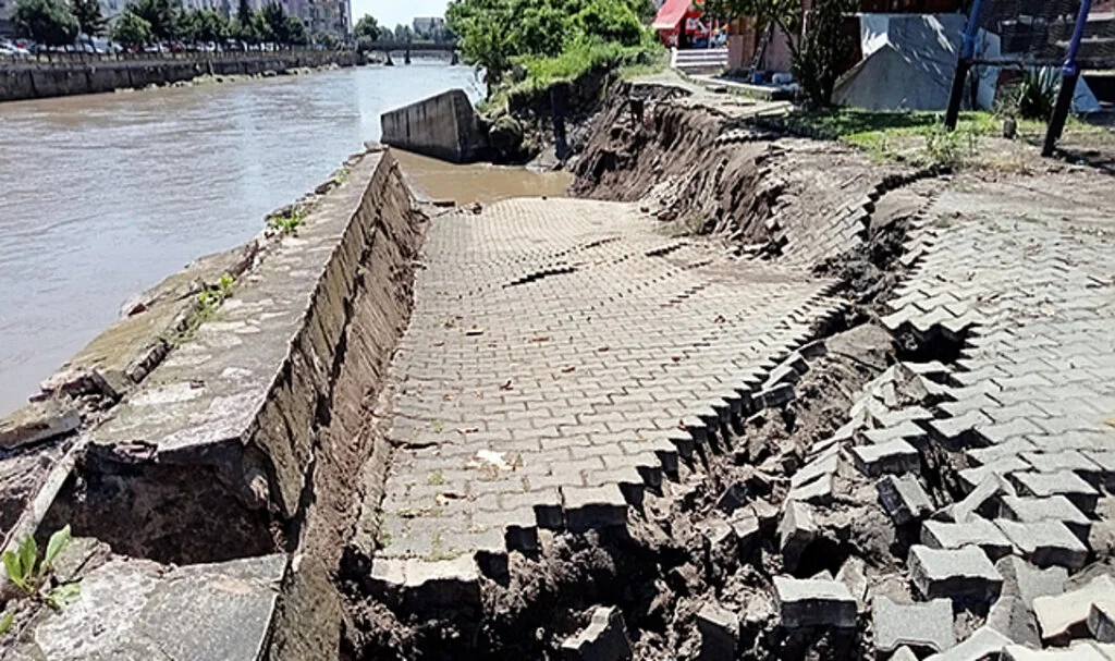 Sel Suları Yıktı Geçti 