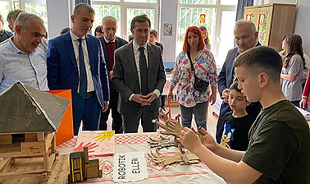 Terme Kozluk Ortaokulu'nda Teknoloji Tasarım ve Görsel Sanatlar Sergisi Düzenlendi