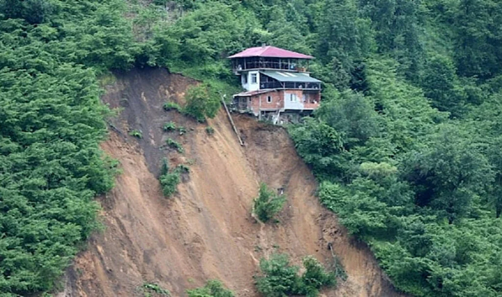 Trabzon’da Heyelan Nedeniyle 3 Ev Boşaltıldı