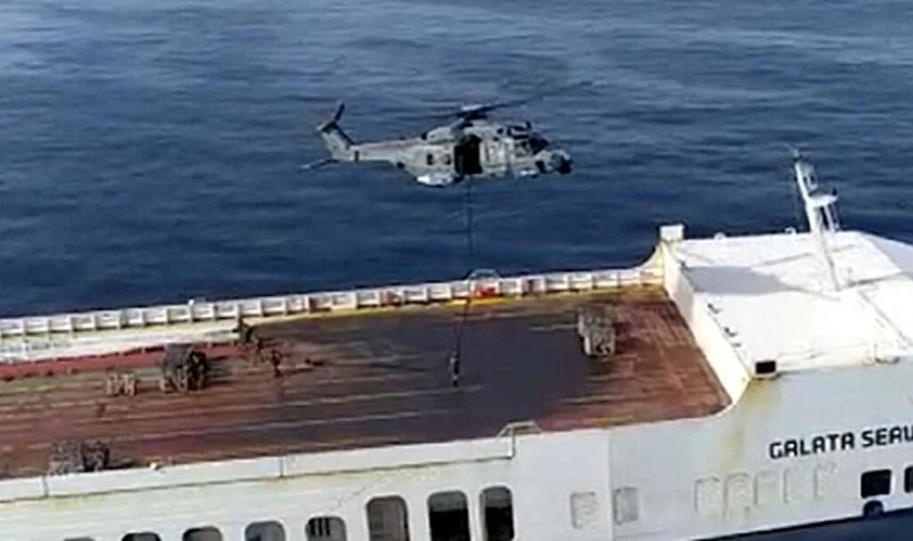 Türk gemisindeki kaçaklar mürettebatı tehdit etti: İtalyan askerler gemiye helikopterle indi