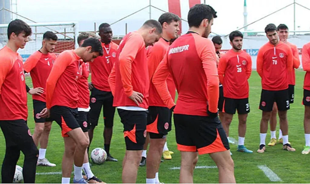 Ümraniyespor'da 16 Ayrılık