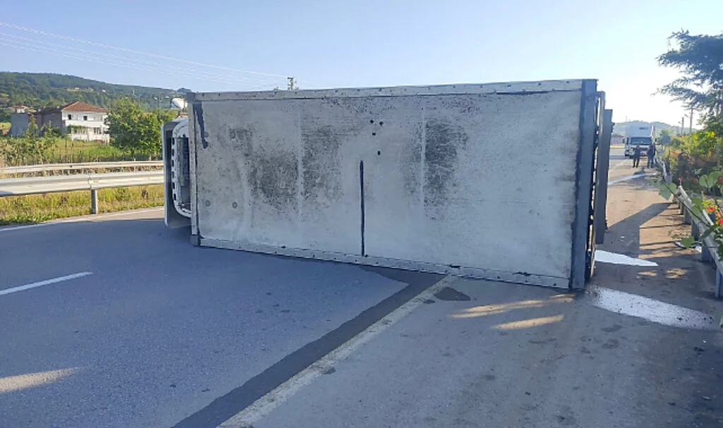 Yakakent'te devrilen kamyonun sürücüsü yaralandı
