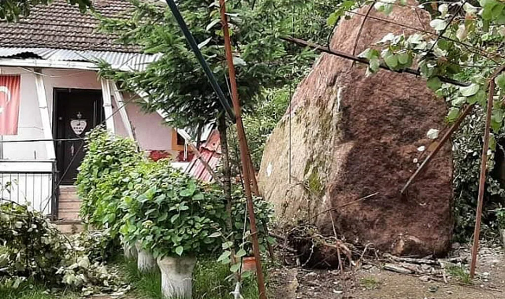 Yamaçtan Düşen Dev Kaya Eve Çarptı  