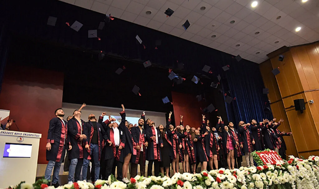 Yeşilyurt MYO Mezunlarını Verdi 