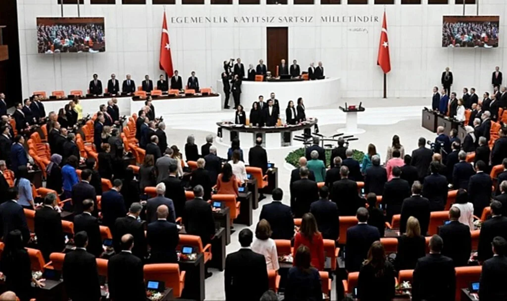 Yine Aynı Görüntü! HDP'liler Meclis Açılışında İstiklal Marşı'nı Okumadı