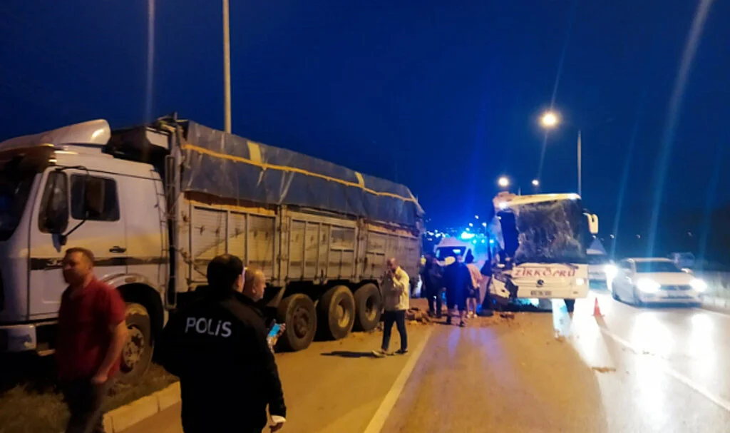 Yolcu Otobüsü Tuğla Yüklü Tıra Çarptı