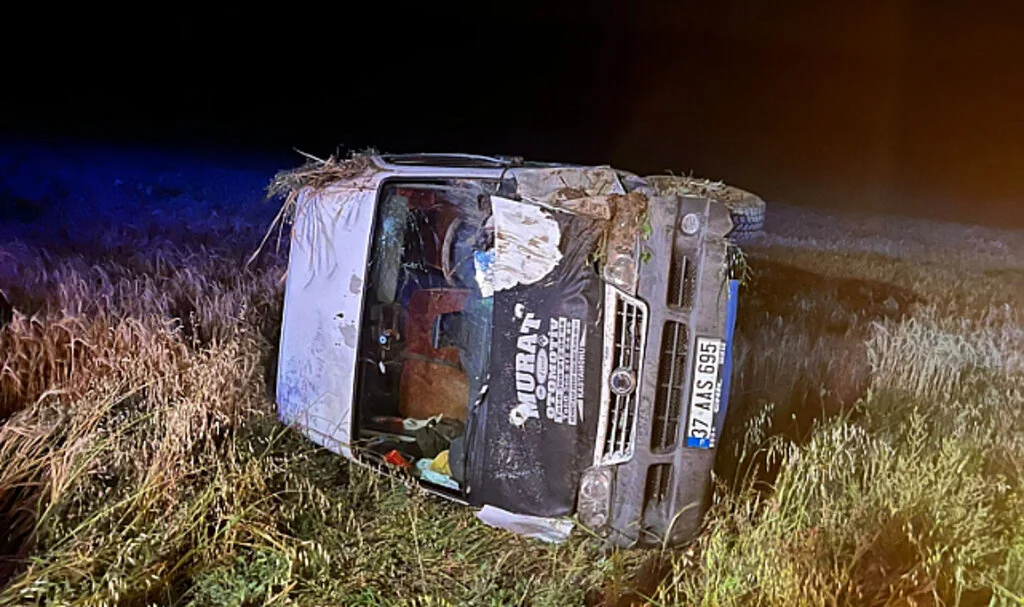 Yoldan Çıkan Minibüs Tarlaya Uçtu