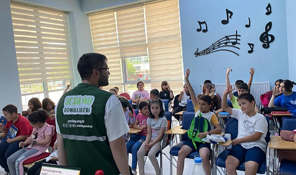 Alaçam Gençlik Merkezinde Öğrencilere "Teknoloji Bağımlılığı" Eğitimi Verildi