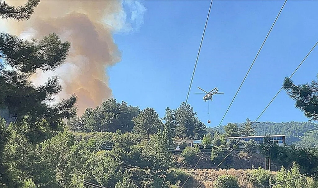 Alanya'da Çıkan Orman Yangınına Havadan ve Karadan Müdahale Ediliyor