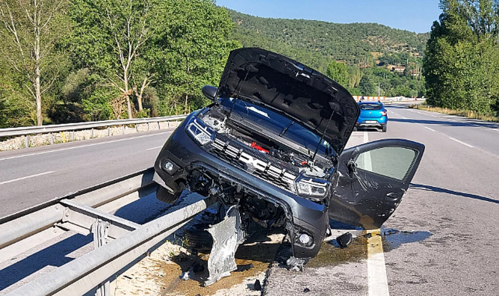 Amasya'da bariyere çıkan otomobildeki 4 kişi yaralandı