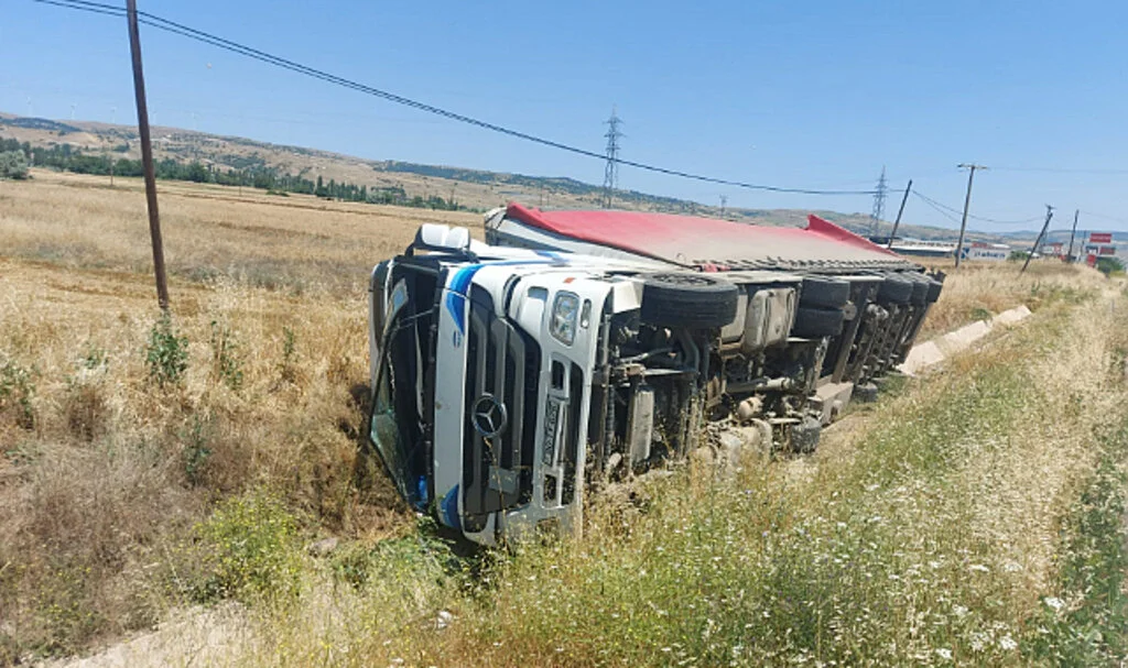 Amasya'da Devrilen Alüminyum Yüklü Tırın Sürücüsü Yaralandı