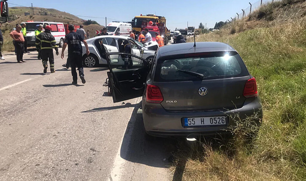 Amasya'da İki Otomobil Çarpıştı, 1 Kişi Öldü, 5 Kişi Yaralandı