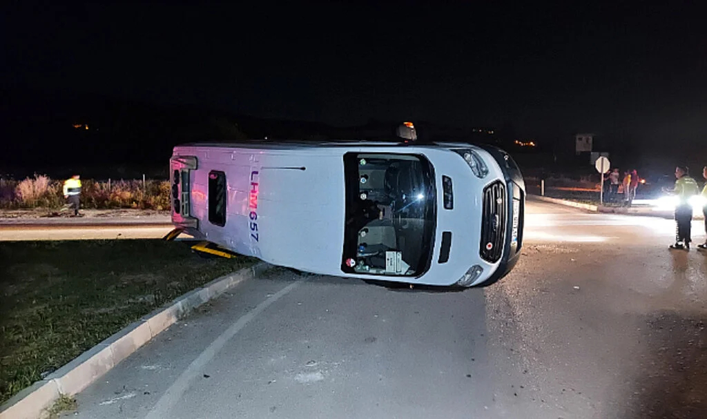 Amasya'da otomobil ile minibüsün çarpışması sonucu 17 kişi yaralandı