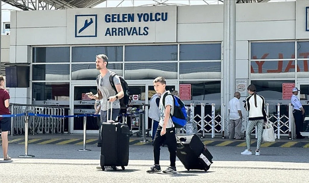 Antalya'da dış hatlar günlük yolcu sayısında rekor kırıldı