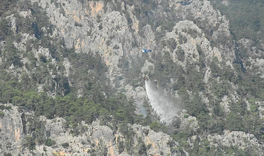Antalya'nın Kemer İlçesindeki Orman Yangınına Havadan ve Karadan Müdahale Sürüyor