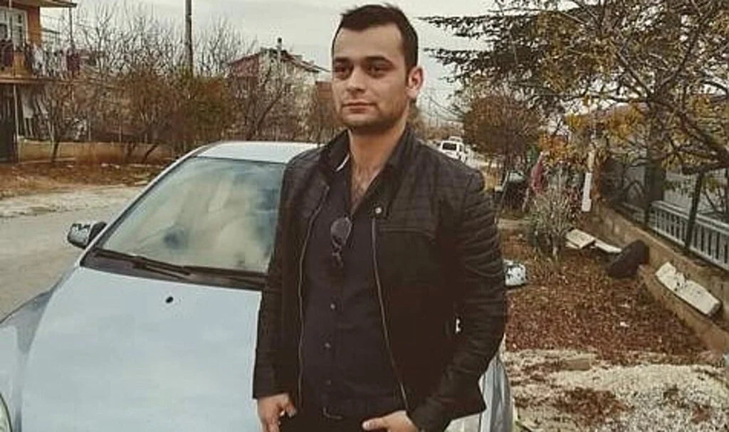 Arkadaşlarıyla yaşadığı evde öldü