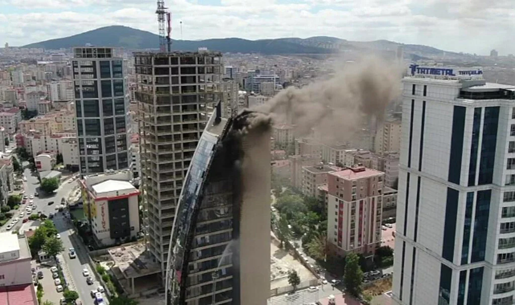 Ataşehir’de Yanan 17 Katlı İş Merkezi Havadan Görüntülendi