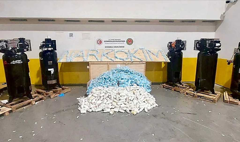 Bakan Bolat, İstanbul Havalimanı'nda 427 Kilogram Uyuşturucu Maddeye El Konulduğunu Bildirdi