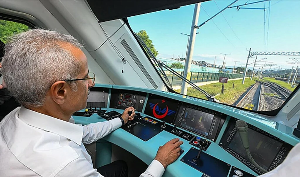 Bakan Uraloğlu: Milli Hızlı Tren'i Yolcu Taşımacılığına 2025'te Kazandırmayı Hedefliyoruz