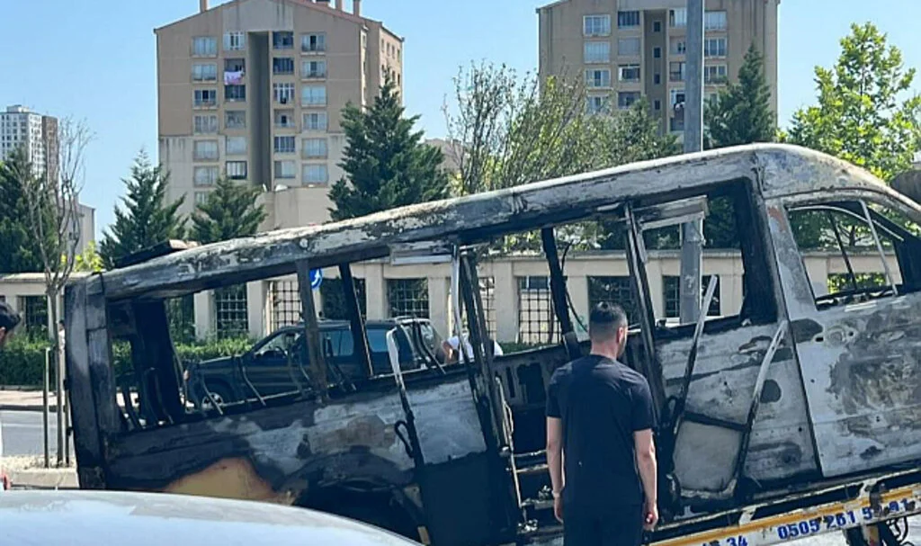 Başakşehir’de Yolcu Minibüsü Alev Topuna Döndü
