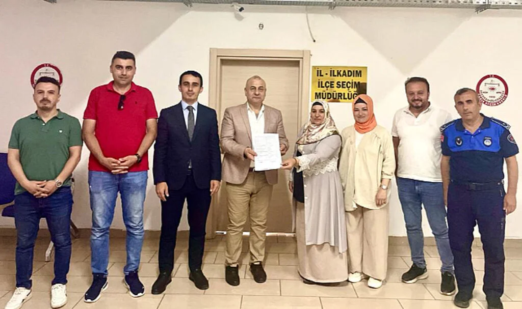 Bem Bir Sen Samsun Şube Başkanı Savaş Gayretli mazbatasını aldı