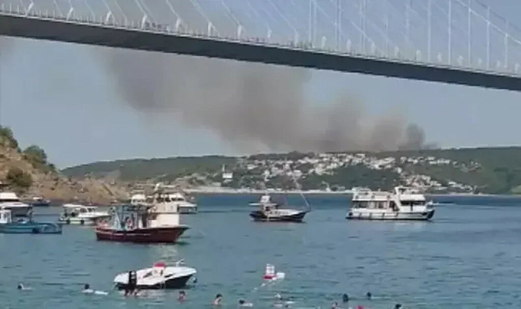 Beykoz'da Yangın! Boğaz'ın Üstünü Dumanlar Kapladı... Denize Girenlerin Görüntüsü Dikkat Çekti