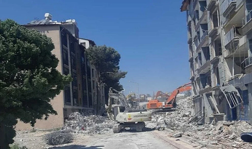 “Bilinçsiz Moloz Kaldırma Çalışmaları Hatay Halkına Eziyete Dönüşüyor”