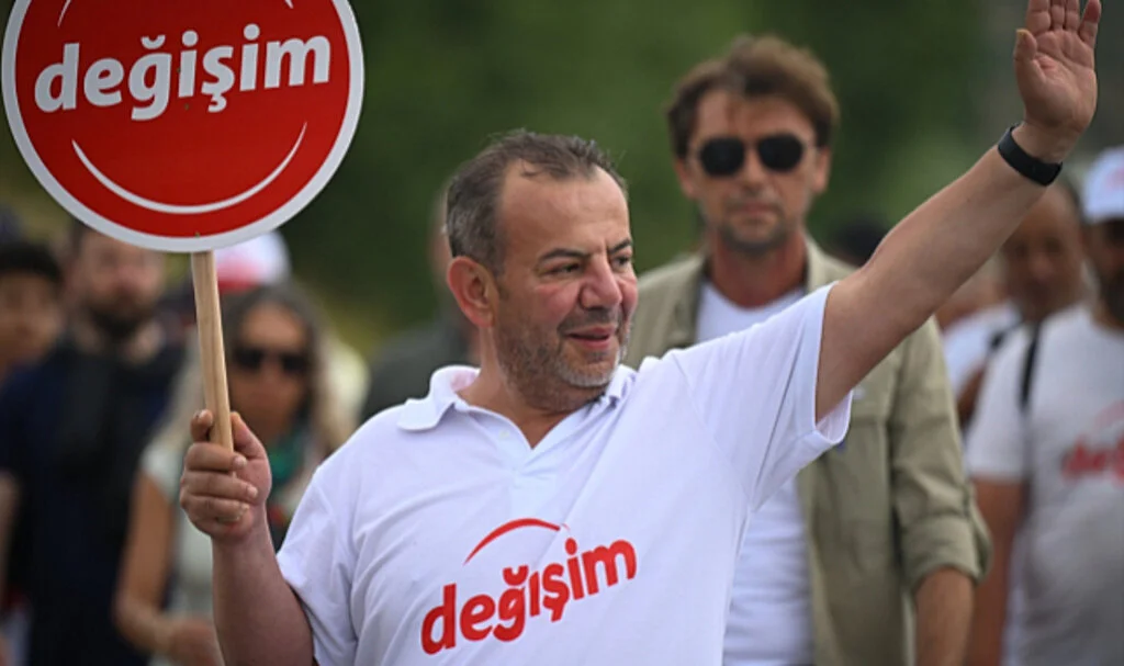Bolu'dan Ankara'ya Yürüyen Tanju Özcan, Vatandaşları CHP Genel Merkezi'ne Çağırdı: Saat 17.00'de Buluşalım