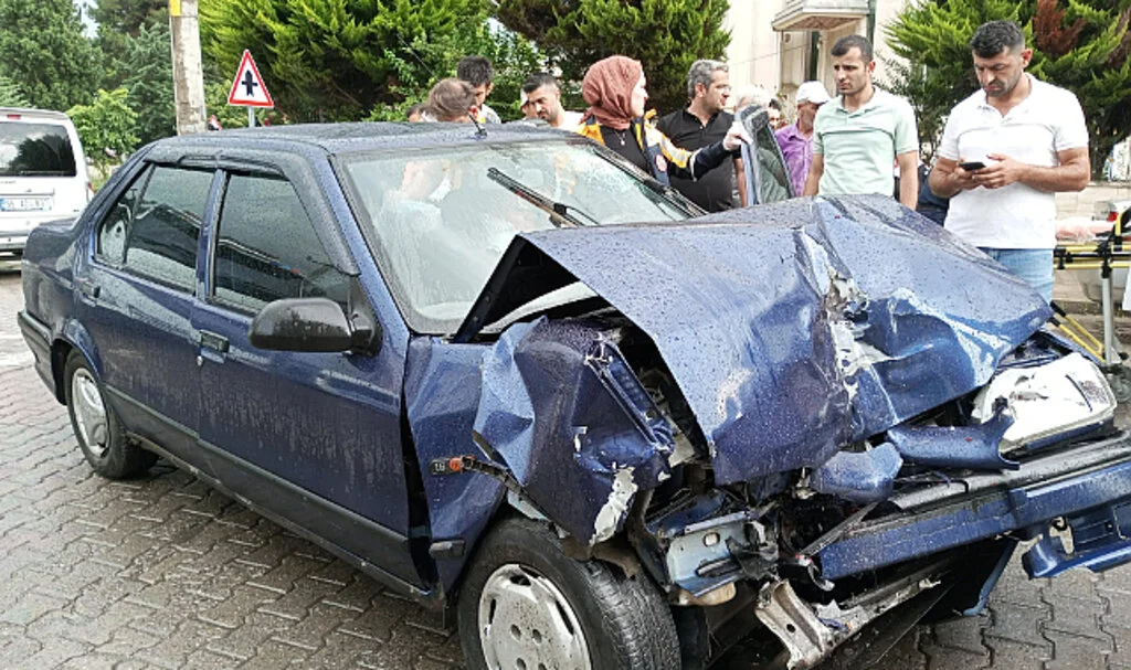 Çarşamba'da Hafif Ticari Araca Çarpan Otomobilin Sürücüsü Yaralandı