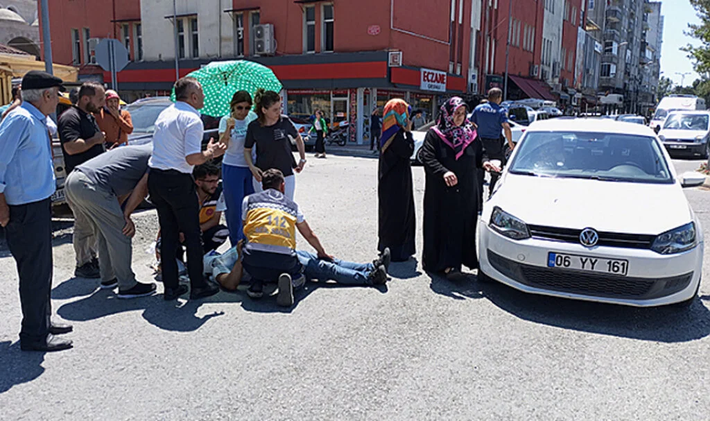 Çarşamba'da Otomobille Çarpışan Elektrikli Bisiklet Sürücüsü Yaralandı