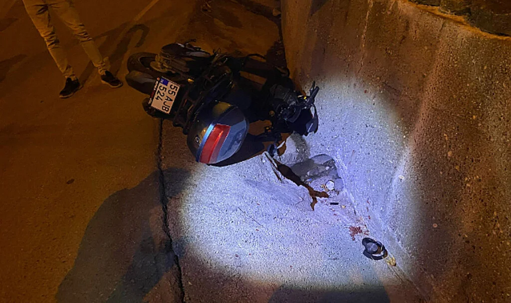 Çarşamba'da Şarampole Devrilen Motosikletin Sürücüsü Ağır Yaralandı